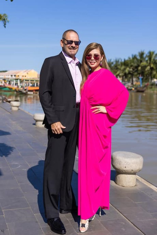 Cũng trong năm 2019, Ngọc Anh phát hiện khối u ở tử cung. Người bên cạnh chăm sóc, động viên nữ ca sĩ khi cắt bỏ khối u là ông xã John Gallander. Ảnh: FBNV