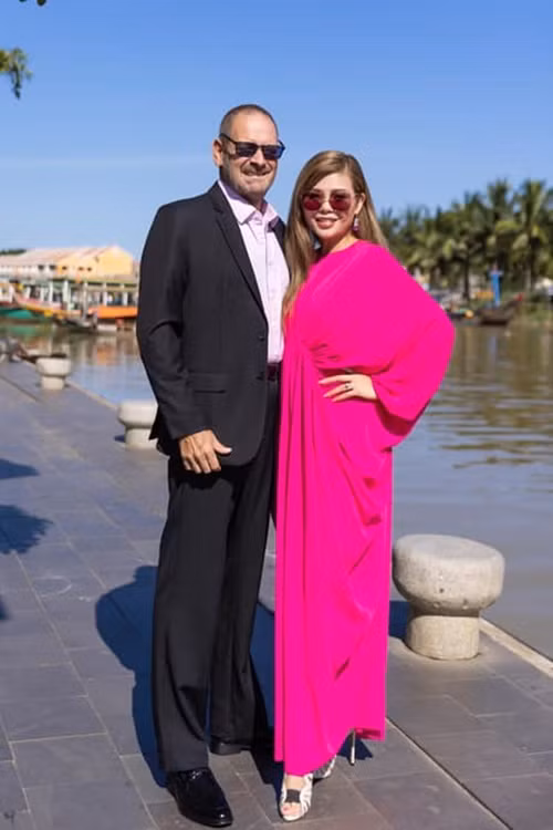 Cũng trong năm 2019, Ngọc Anh phát hiện khối u ở tử cung. Người bên cạnh chăm sóc, động viên nữ ca sĩ khi cắt bỏ khối u là ông xã John Gallander. Ảnh: FBNV