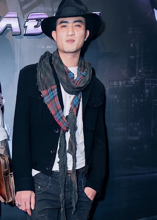 Nam diễn viên không thích sự nổi tiếng. "Với các diễn viên, nghệ sĩ khác có thể rất quan tâm đến việc bây giờ tên tuổi của mình còn "hot" hay không, mình còn phủ sóng tốt hay không, mình còn có tiếng hay không nhưng thực chất bản thân tôi từ xưa tới nay không thích sự nổi tiếng, không thích bị công chúng quan tâm vào đời tư cá nhân, cuộc sống. Lúc đi chơi hay là đi giao lưu bạn bè, tôi thích nhất là không ai biết mình", Doãn Quốc Đam chia sẻ trên VTV. Ảnh: FBNV