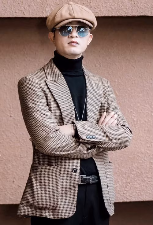 Trong cuộc phỏng vấn với Saostar về vai diễn Đông Phong trong “Thương ngày nắng về”, Doãn Quốc Đam cho biết, cách nói chuyện đời thường của anh không hoa mỹ văn vẻ, sến súa như nhân vật. Ảnh: FBNV