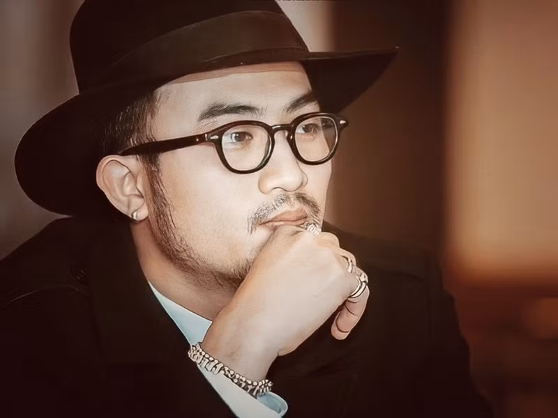 "…Tôi thích kẻ mắt, sơn móng tay và tôi cực thích những việc đó mặc cho ai muốn nhìn mình bằng ánh mắt gì. Nói chung, tôi không thích đi theo xu hướng thời trang hiện tại như mọi người và đặc biệt không thích sự bóng bẩy. Sở thích này tôi có từ khi học trung học”, diễn viên Doãn Quốc Đam cho hay. Ảnh: FBNV