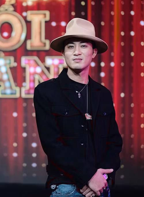 Ngoài đời, Doãn Quốc Đam cá tính, có phần quái dị. Nam diễn viên phim chia sẻ trên Thế giới điện ảnh về phong cách đời thường của mình: “Mẹ tôi nói tôi sinh vào giờ cắt và xé vì quần áo tôi mua về bao giờ cũng sẽ tự mình design lại cắt xẻ theo ý mình. Có những cái áo mới tôi tự cắt mà nhìn vào bạn tưởng bị gián nhấm. Hay tất cả các phụ kiện tôi đeo thường là tự tay mua về xong phá ra làm lại. Ống quần cái thì không gấu, cái thì xẻ toạc…". Ảnh: FBNV