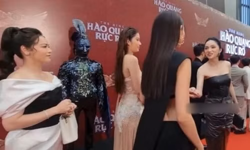 Nhat Kim Anh noi gi khi bi Huong Giang Idol chen hang tham do?