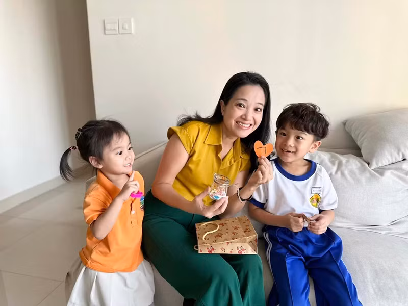 MC Hồng Phượng khoe món quà 8/3 từ hai con. “Món quà to lớn nhất 8/3 chính là sự khỏe mạnh, yêu thương của các con dành cho mọi người xung quanh. Cả 2 anh em tự làm quà, đem về tặng mami và dặn sáng 8/3 mami mới được mở. Tối nửa đêm giật mình dậy cũng nhắc, sợ mami tò mò mở sớm. Yêu lắm”, bà xã Quốc Cơ hạnh phúc chia sẻ.