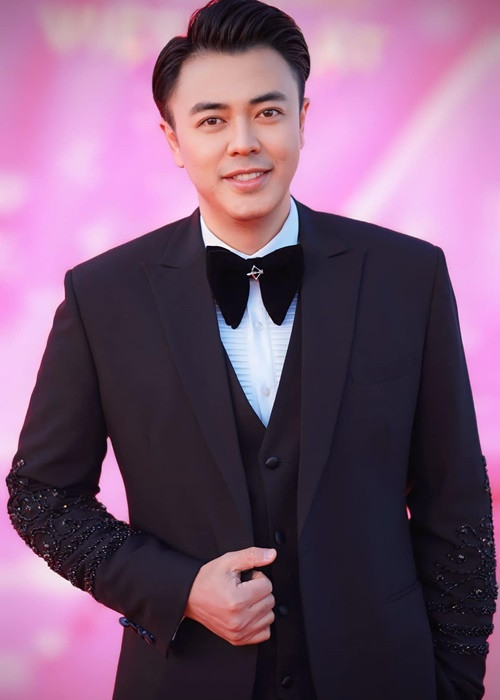 Ngoài chồng Hà Tăng, nhiều sao Việt cũng chúc mừng đến giới nữ ngày 8/3. MC Tuấn Tú viết: “Gửi trăm ngàn lời yêu thương đến với những người phụ nữ thân yêu, bạn bè và khán giả của tôi. Tôi yêu một nửa thế giới xinh đẹp”.