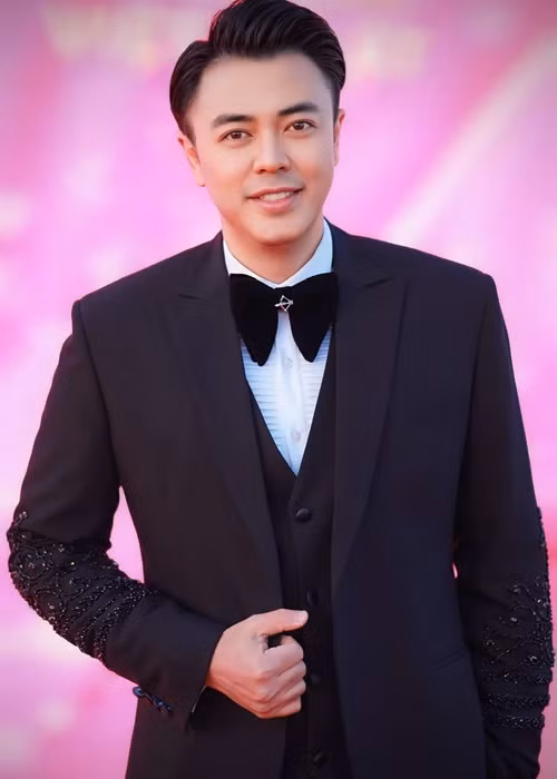 Ngoài chồng Hà Tăng, nhiều sao Việt cũng chúc mừng đến giới nữ ngày 8/3. MC Tuấn Tú viết: “Gửi trăm ngàn lời yêu thương đến với những người phụ nữ thân yêu, bạn bè và khán giả của tôi. Tôi yêu một nửa thế giới xinh đẹp”.