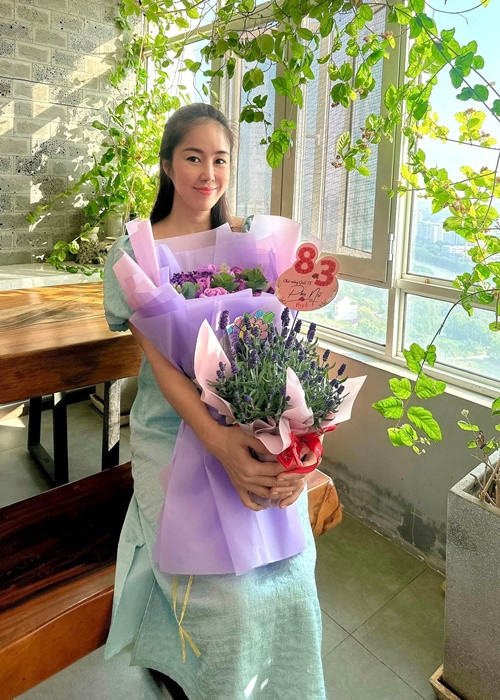 Lê Phương nhận hoa và thiệp chúc mừng ngày 8/3.