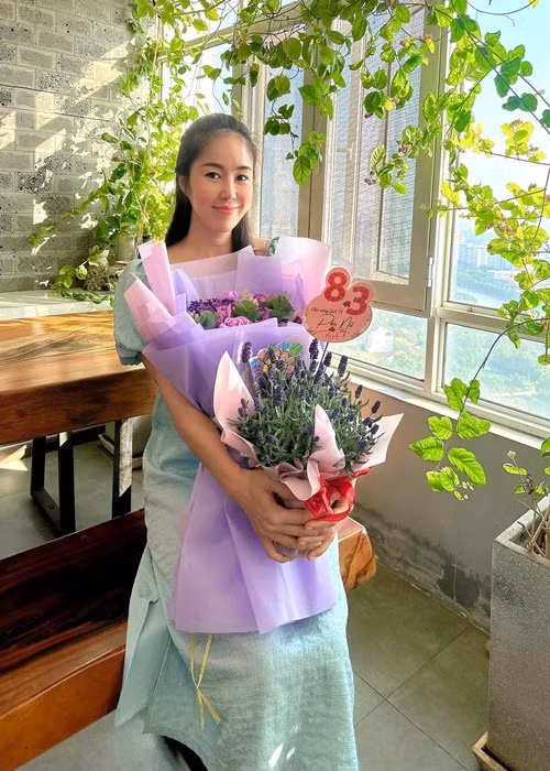 Lê Phương nhận hoa và thiệp chúc mừng ngày 8/3.