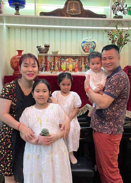 Tự Long đăng tải hình ảnh bên vợ con. Nam nghệ sĩ hài còn làm thơ: “Mẹ là một nửa của thế giới/Nhưng con là cả bầu trời/Mẹ là cái nóc ngôi nhà/Con là kết cấu thật là đáng yêu. Chúc ngày 8/3 những người phụ nữ của tôi thật nhiều hạnh phúc”.