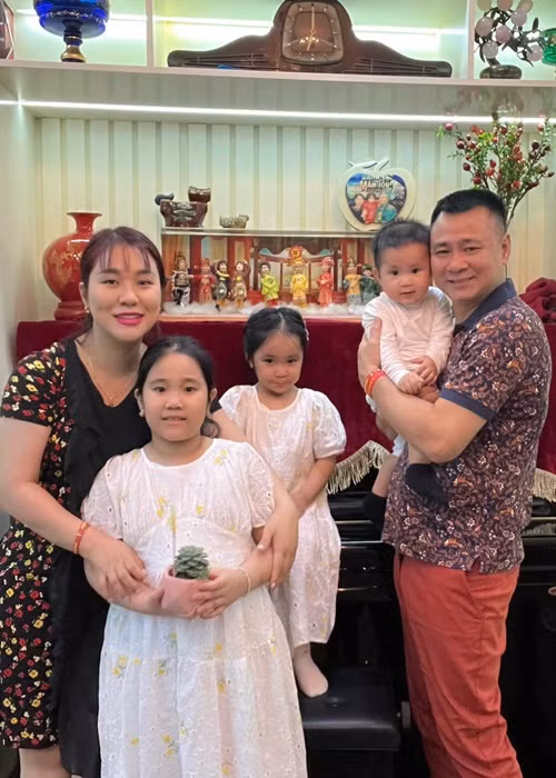 Tự Long đăng tải hình ảnh bên vợ con. Nam nghệ sĩ hài còn làm thơ: “Mẹ là một nửa của thế giới/Nhưng con là cả bầu trời/Mẹ là cái nóc ngôi nhà/Con là kết cấu thật là đáng yêu. Chúc ngày 8/3 những người phụ nữ của tôi thật nhiều hạnh phúc”.