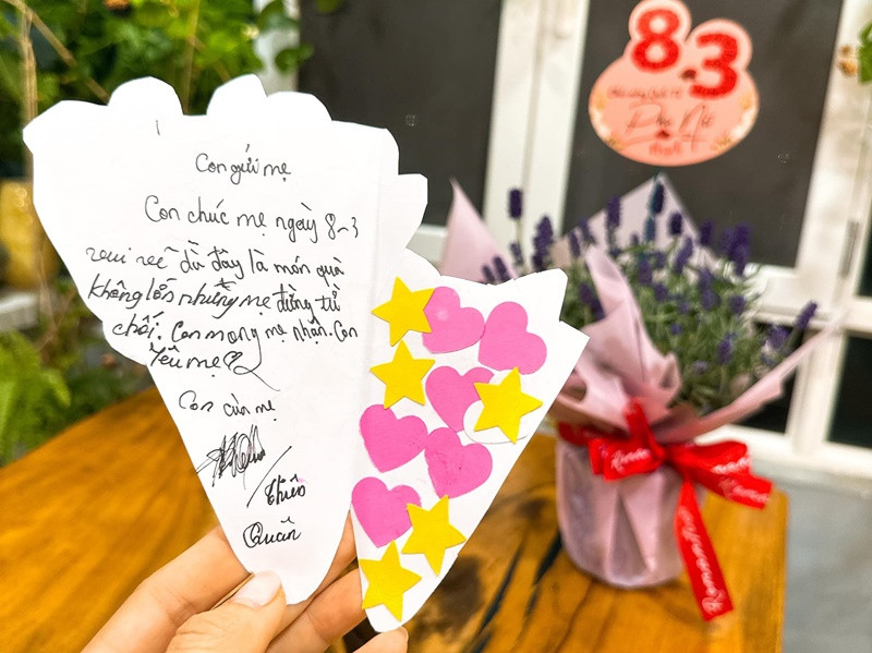 Con trai Lê Phương viết trên thiệp chúc mừng mẹ: "Con gửi mẹ. Con chúc mẹ ngày 8/3 vui vẻ. Đây là món quà không lớn nhưng mẹ đừng từ chối. Con mong mẹ nhận. Con yêu mẹ. Con của mẹ. Thiên Quân”.