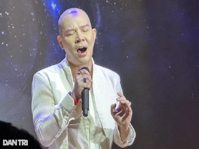 Nam ca sĩ nói: “Tôi thách tất cả ca sĩ Việt Nam đọ giọng cùng tôi, hát nhiều thứ tiếng bằng tôi, nhảy đẹp bằng tôi. Tôi thách tất cả cấp bậc, ngay cả ông hoàng nhạc Việt ra đấu giọng thử xem. Tôi là ông thánh nhạc quốc tế”. Ảnh: Dân Trí