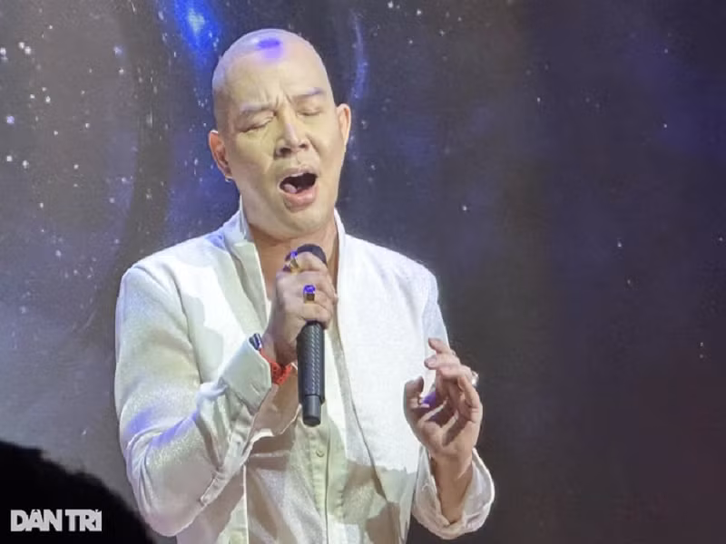 Nam ca sĩ nói: “Tôi thách tất cả ca sĩ Việt Nam đọ giọng cùng tôi, hát nhiều thứ tiếng bằng tôi, nhảy đẹp bằng tôi. Tôi thách tất cả cấp bậc, ngay cả ông hoàng nhạc Việt ra đấu giọng thử xem. Tôi là ông thánh nhạc quốc tế”. Ảnh: Dân Trí