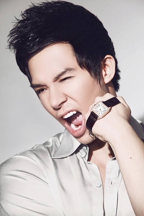 Về phát ngôn nói đến hoa hậu ao làng, Nathan Lee chia sẻ trên truyền thông: “Tôi không mỉa mai, tôi nói thẳng thực trạng của showbiz nhiều năm trở lại đây với vô số hoa hậu, hoa khôi, nam vương mà chính người trong nghề còn hoang mang không biết họ là ai. Điều tôi không mong muốn là khán giả đánh đồng những người sử dụng showbiz cho mục đích xấu, nghĩ rằng họ cũng là "nghệ sĩ", điều đó rất bất công cho những người làm nghệ thuật chân chính, họ không có tiền hay đại gia chống lưng để mua những cái danh hão huyền lòe thiên hạ”. Ảnh: Người đưa tin