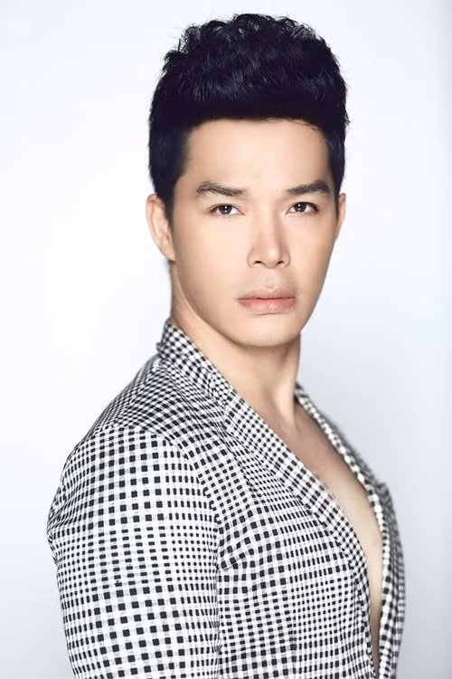 “Cá nhân tôi không bao giờ quan tâm hay đánh giá bất cứ ai bởi đồng tiền hay vị trí xã hội của họ. Vì tôi không coi thường người nghèo nên tôi cũng không lên án người giàu. Tôi bị dị ứng với ai đó nhận mình từ chối tình cảm vì đối tượng theo đuổi là người có tiền. Điều đó thật kệch cỡm. Bạn có thể từ chối tình cảm của ai đó vì họ không phù hợp với bạn bởi ngoại hình, tính cách, đạo đức hoặc quan điểm sống... chứ từ chối ai đó vì họ giàu thì thật lố bịch. Mà nói thật ra ai chẳng thích tiền, đạo đức giả hay cố tỏ ra mình thanh cao làm gì cho mệt”, Nathan Lee chia sẻ trên Tổ Quốc. Ảnh: An ninh thủ đô