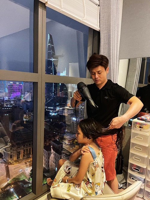 Ưng Đại Vệ tự tay chăm sóc con gái từ khi bé Muối còn rất nhỏ từ pha sữa, thay tã đến ru con ngủ.