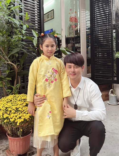 Ca sĩ Ưng Đại Vệ giấu danh tính mẹ con gái.