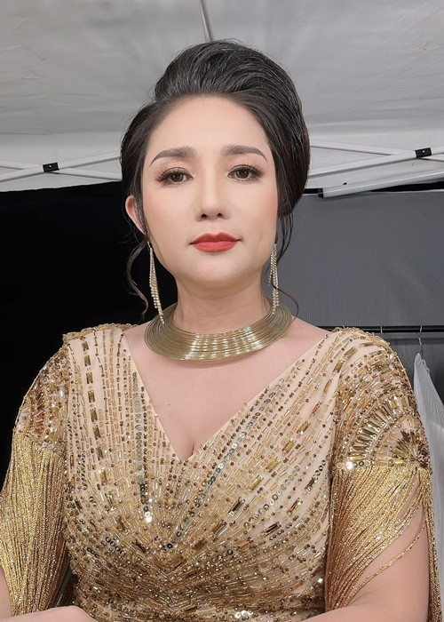 Cát Tường còn cho biết, vì quá thẳng tính và vô tư nên đôi lúc có thể cô đã làm Quyền Linh buồn. “Nếu mà anh Linh có xem được thi anh Linh cũng bỏ qua cho đứa em này đi. Đối với tôi đó là những tình cảm rất quý giá và anh Linh hiểu rằng lúc nào trong lòng tôi anh luôn là một người anh đáng kính. Tôi luôn biết ơn anh”, cô chia sẻ. Ảnh: FBNV