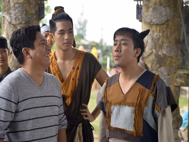 Không chỉ Cát Tường - Quyền Linh mâu thuẫn, Trấn Thành và Đức Thịnh cũng từng bất hòa. Tháng 2/2019 khi Trấn Thành bày tỏ bức xúc phim "Cua lại vợ bầu" bị chơi xấu, mọi nghi vấn đổ dồn về ê-kíp phim "Trạng Quỳnh". Phía nam đạo diễn Đức Thịnh, lên tiếng trách Trấn Thành sai với ê-kíp phim "Trạng Quỳnh" khi bênh vực chỉ một mình phim "Cua lại vợ bầu". "Cua lại vợ bầu" và "Trạng Quỳnh" đều là phim Trấn Thành đóng và ra rạp vào Tết. Với "Cua lại vợ bầu", Trấn Thành vừa là diễn viên chính, biên kịch vừa là nhà đầu tư, còn trong "Trạng Quỳnh", Trấn Thành chỉ là nam thứ. Ảnh: Vietnamnet