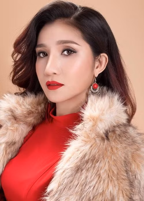 Trước khi mâu thuẫn với Quyền Linh, Cát Tường từng chia sẻ, cô được đàn anh dẫn dắt vào nghề MC. “Không thể không nhắc đến cái ơn của anh Linh đã dành cho tôi mà lúc đó anh đã là MC quốc dân rồi. Không chỉ trong công việc, mà ngay trong cuộc sống, anh em gặp nhau cũng ríu rít trò chuyện từ tình duyên, mai mối, anh Linh cũng rất lo lắng cho số phận của người em gái hẩm hiu như tôi. Cả về kinh tế, anh Linh cũng hay hỗ trợ tôi rất nhiều”, Cát Tường chia sẻ trong chương trình “Ký ức tươi đẹp” năm 2019. Ảnh: FBNV