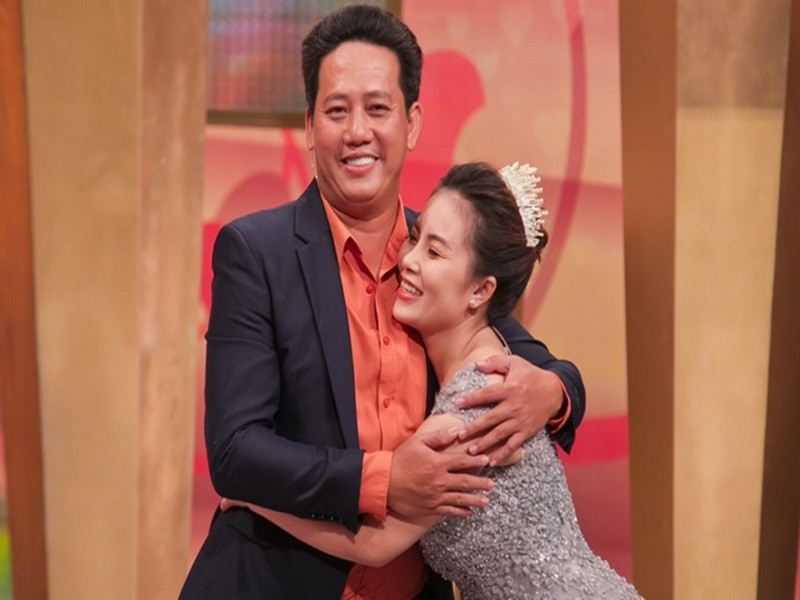 Dịp Tết năm 2018, khi đọc được tin nhắn của người hâm mộ gọi Lê Nam là "ông xã", Ngọc Quyên gọi điện cho chồng đòi ly hôn. Khi đó, Lê Nam đang diễn ở Bình Phước phải tức tốc đi xe về nhà. Ảnh: Zing