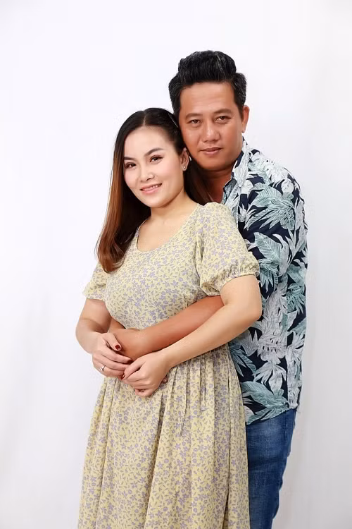 Bà xã Lê Nam từng thừa nhận, cô rất hay ghen. "Cưới được 6,7 tháng thì tôi mang thai bé đầu lòng. Lúc đó hai đứa chưa hiểu nhau nhiều, anh thì đi suốt, tôi tâm lý không ổn định nên hay ghen tuông, nghi ngờ thế là về cãi nhau. Lúc ấy, có lẽ tôi chưa tin tưởng vào tình yêu của chồng dành cho mình", Ngọc Quyên chia sẻ trên Tiền Phong. Ảnh: Vietnamnet