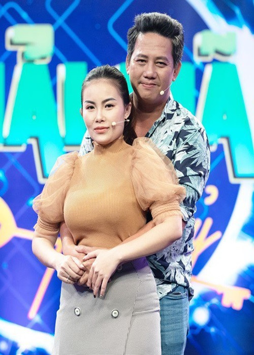 Lê Nam từng chia sẻ một lần ghen tuông khác của vợ. Cụ thể, chỉ vì một giọng nói "Bà xã ơi, đi về bà xã" rất giống giọng của Lê Nam trong video livestream của nghệ sĩ Nhật Cường, Ngọc Quyên đòi xác minh sự thật. Ảnh: Yan