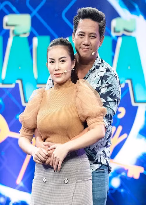 Lê Nam từng chia sẻ một lần ghen tuông khác của vợ. Cụ thể, chỉ vì một giọng nói "Bà xã ơi, đi về bà xã" rất giống giọng của Lê Nam trong video livestream của nghệ sĩ Nhật Cường, Ngọc Quyên đòi xác minh sự thật. Ảnh: Yan