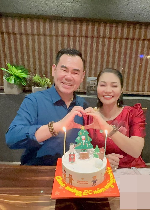 Theo Ngọc Huyền, sau hơn 20 năm kết hôn, vợ chồng cô đến nay vẫn dành cho nhau sự yêu thương, trân trọng như như ngày mới yêu.
