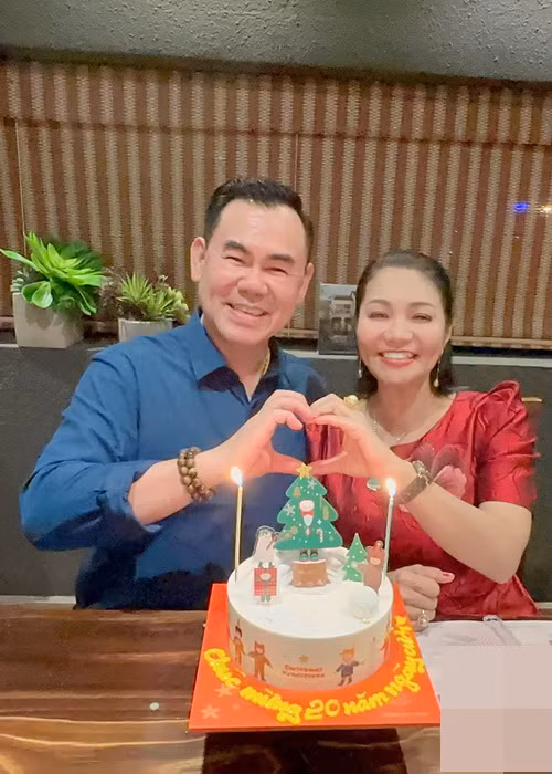 Theo Ngọc Huyền, sau hơn 20 năm kết hôn, vợ chồng cô đến nay vẫn dành cho nhau sự yêu thương, trân trọng như như ngày mới yêu.