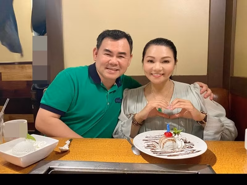 Nữ nghệ sĩ được chồng chiều chuộng. Ngọc Huyền cho biết, ông xã sĩ quan nay đã về hưu từ trước đến giờ chưa một lời than thở khi vợ thường xuyên vắng nhà vì công việc. Trong mỗi lần Ngọc Huyền lưu diễn xa, Đông Nguyễn thay vợ quán xuyến nội trợ, chăm lo cho hai con. Ngọc Huyền là “tay hòm chìa khóa” của gia đình. Có lúc cô cho bạn mượn tiền mà không nói trước, chồng cũng không bận tâm.