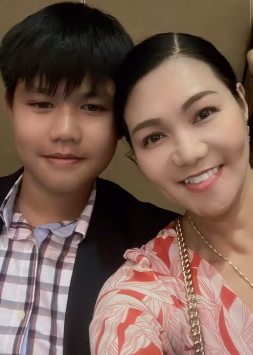 Hà Nam và Hà Tiên thừa hưởng năng khiếu nghệ thuật của mẹ và bà nội khi đều yêu thích ca hát.