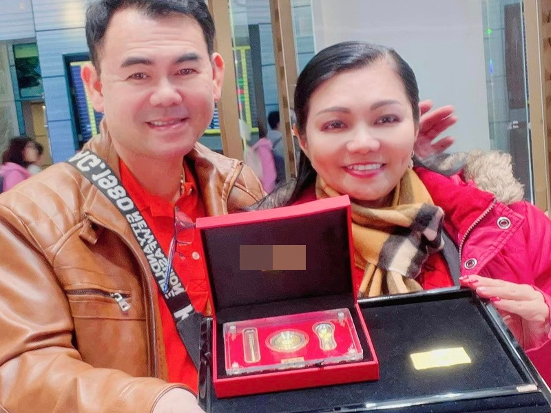 Mỗi dịp kỷ niệm, sinh nhật, ngày lễ 8/3, 14/2, Ngọc Huyền được chồng tặng quà. Hồi cuối tháng 12/2022, kỷ niệm 20 năm ngày cưới, cô nhận được món quà bằng ông xã.