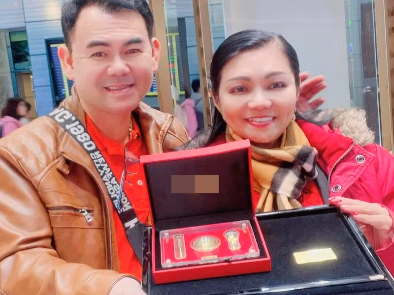 Mỗi dịp kỷ niệm, sinh nhật, ngày lễ 8/3, 14/2, Ngọc Huyền được chồng tặng quà. Hồi cuối tháng 12/2022, kỷ niệm 20 năm ngày cưới, cô nhận được món quà bằng ông xã.