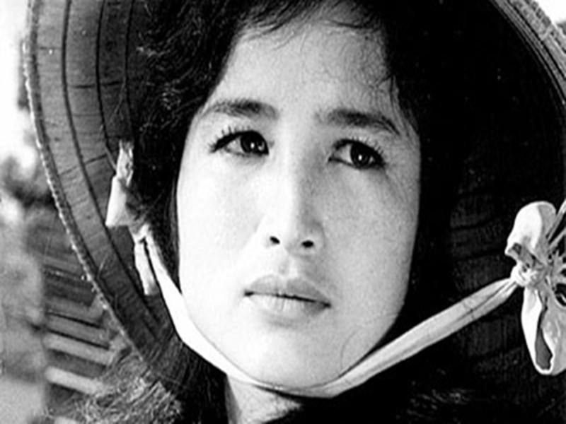 NSND Trà Giang đóng chính phim “Vĩ tuyến 17 ngày và đêm”. Nhân vật của bà là Dịu - một nữ chiến sĩ cách mạng Quảng Trị. Theo hiệp định Geneve 1954, sông Bến Hải trở thành giới tuyến quân sự ngăn cách Việt Nam thành hai vùng tập trung. Bởi vậy, chị Dịu ở lại bờ Nam còn chồng - anh Thạch tập kết ra Bắc. Với bản lĩnh kiên cường, chị Dịu dần trở thành hạt nhân cách mạng. Sau khi bí thư chi bộ Đảng địa phương hy sinh, chị Dịu gánh trên vai trọng trách lãnh đạo phong trào và đã không ít lần bị Trần Sùng đưa vào tù. Ảnh: Sài Gòn Giải phóng Online