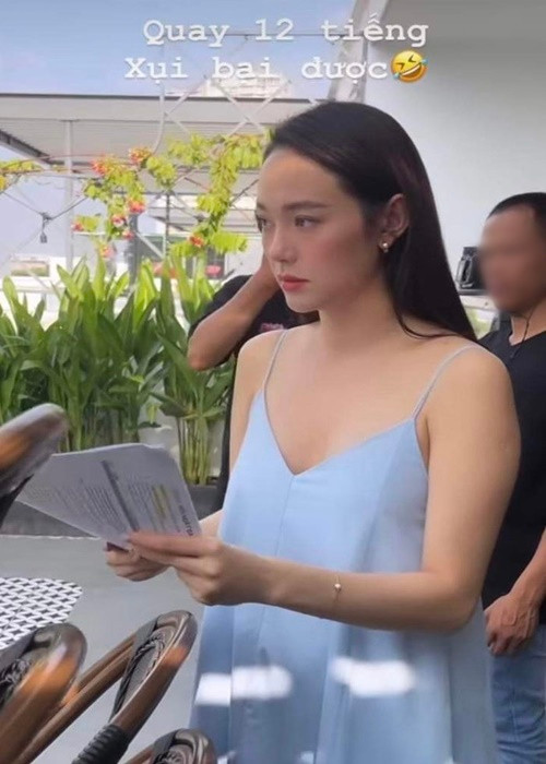 Minh Hằng mang bầu con đầu lòng. Hiện tại, mữ ca sĩ vẫn chăm chỉ làm việc, thậm chí quay hình suốt 12 tiếng. Ảnh: Yan