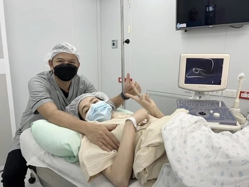 "Minh Hằng không thể quên cảm xúc khi nằm trên giường, biết 2 phôi thai được chuyển vào cơ thể. Mình mới cảm giác là: Ồ, thì ra là đang có một sinh linh đang sinh sống trong cơ thể của mình... Cầm tờ giấy chụp ảnh 2 phôi thai, nước mắt tôi cứ tuôn ra như một đứa trẻ", cô nghẹn ngào nói về việc thụ tinh trong ống nghiệm. Ảnh: Yan