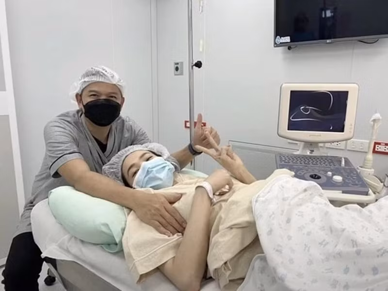 "Minh Hằng không thể quên cảm xúc khi nằm trên giường, biết 2 phôi thai được chuyển vào cơ thể. Mình mới cảm giác là: Ồ, thì ra là đang có một sinh linh đang sinh sống trong cơ thể của mình... Cầm tờ giấy chụp ảnh 2 phôi thai, nước mắt tôi cứ tuôn ra như một đứa trẻ", cô nghẹn ngào nói về việc thụ tinh trong ống nghiệm. Ảnh: Yan