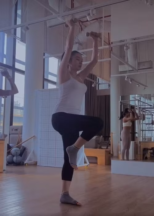 Nữ ca sĩ duy trì tập luyện nhẹ nhàng. Ảnh: Vietnamnet