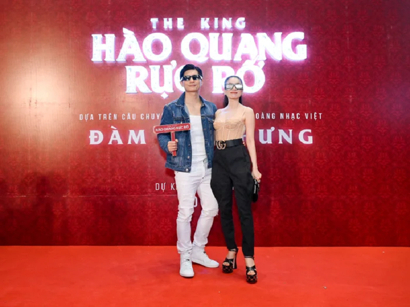 Lệ Quyên và tình trẻ đẹp đôi trên thảm đỏ. Ảnh: Saostar