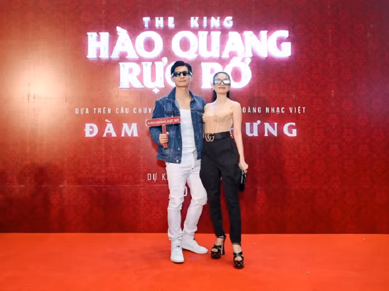 Lệ Quyên và tình trẻ đẹp đôi trên thảm đỏ. Ảnh: Saostar