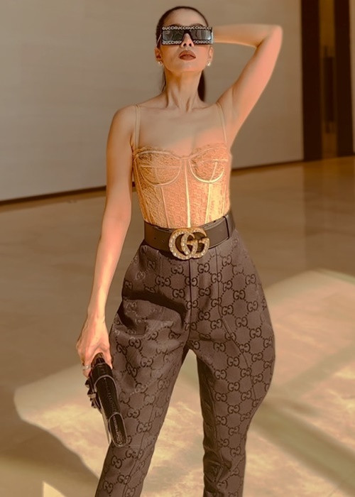 Cách đây ít giờ, cô viết: “Nếu chỉ vì sự vui và xinh đẹp của em làm ai đó không vui thì em đành xin lỗi vậy. Đây là nghĩa vụ em làm đẹp cho mình và cho cuộc đời, cho khán giả yêu thương của em. À, em dốt toán lắm, nhưng mà công thức này em tính chuẩn luôn, cả nhà xem có đúng không nha. Không quen biết + không liên quan + không động chạm + bị nói xấu = khinh đậm sâu”. Ảnh: Instagram