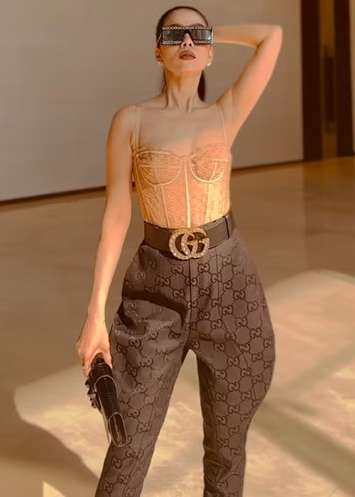 Cách đây ít giờ, cô viết: “Nếu chỉ vì sự vui và xinh đẹp của em làm ai đó không vui thì em đành xin lỗi vậy. Đây là nghĩa vụ em làm đẹp cho mình và cho cuộc đời, cho khán giả yêu thương của em. À, em dốt toán lắm, nhưng mà công thức này em tính chuẩn luôn, cả nhà xem có đúng không nha. Không quen biết + không liên quan + không động chạm + bị nói xấu = khinh đậm sâu”. Ảnh: Instagram