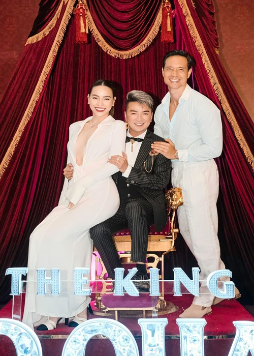 Tham gia sự kiện, Hà Hồ được Kim Lý tháp tùng. Ảnh: FBNV
