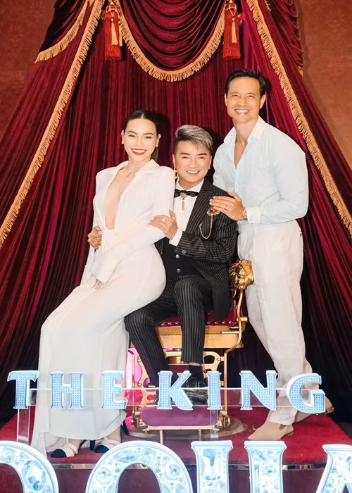 Tham gia sự kiện, Hà Hồ được Kim Lý tháp tùng. Ảnh: FBNV