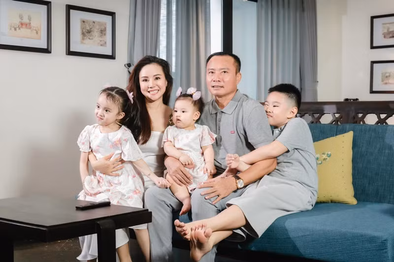 Nữ ca sĩ Vy Oanh và doanh nhân Lê Thiện có 3 người con chung: Hùng Anh (bé Voi) sinh năm 2015, bé Xu sinh năm 2017, Mio sinh năm 2021.