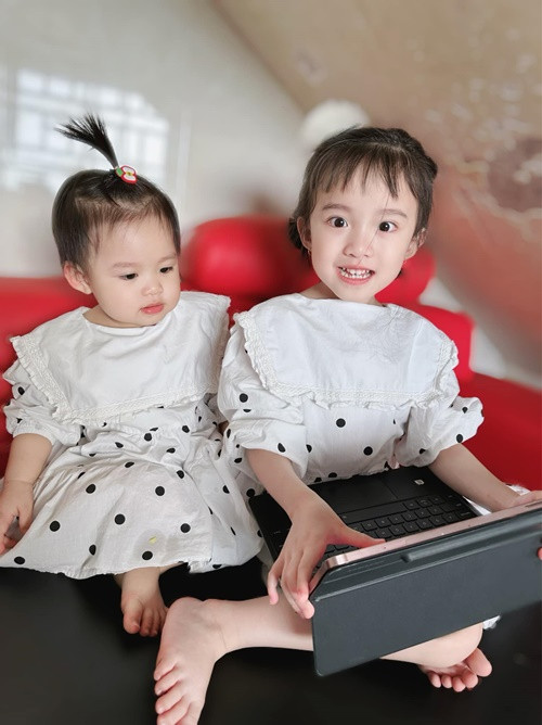 Bé Xu và Mio thường được Vy Oanh cho mặc đồ đôi.