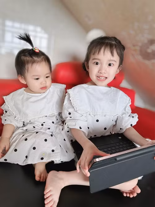 Bé Xu và Mio thường được Vy Oanh cho mặc đồ đôi.