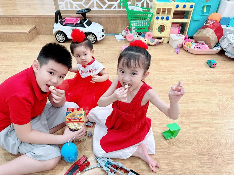 Các nhóc tì nhà Vy Oanh yêu thương nhau. Nữ ca sĩ chia sẻ: "Anh hai Voi dạy chị ba Xu học đàn khi vắng cô giáo. Mio phá nhẹ thì anh hai liền dỗ em đi chỗ khác cho chị ba học. Ba mẹ hạnh phúc lắm khi thấy 3 anh em lúc nào cũng biết yêu thương, bảo vệ nhường nhịn nhau".