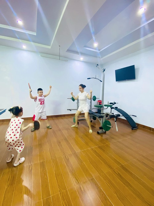 Vy Oanh có cuộc sống bình yên bên các con nhỏ.